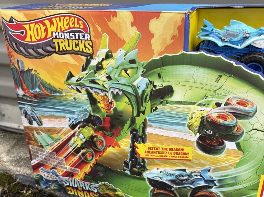 Hot Wheels Monster Trucks Sharks vs Dinos Dragon Demolition Play set NEW